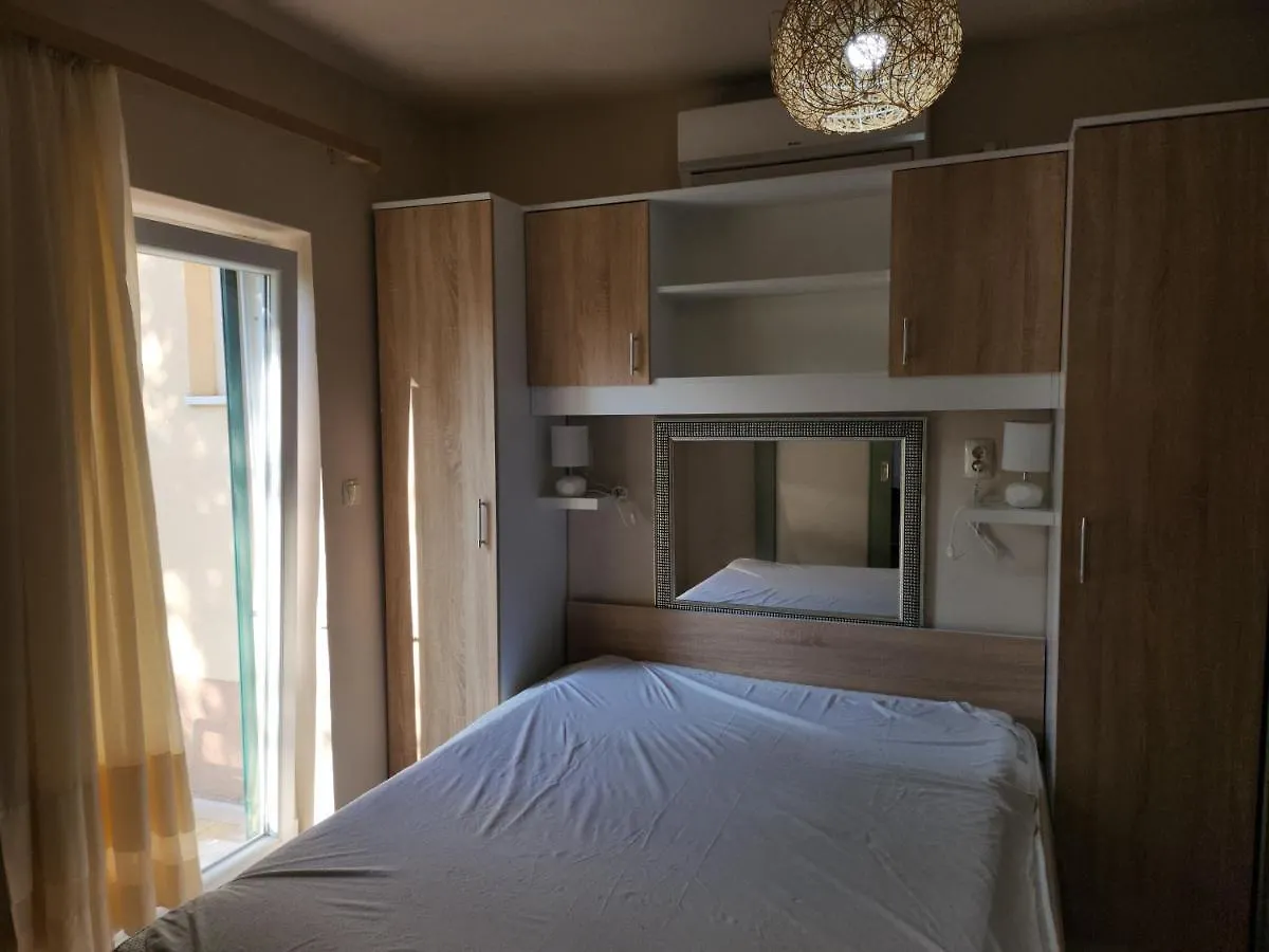Tiho\'S Apartments contacts